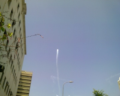 רביעיית מטוסי פוגה מטפסת אל על בדבוקה. הבוקר מעל תל אביב