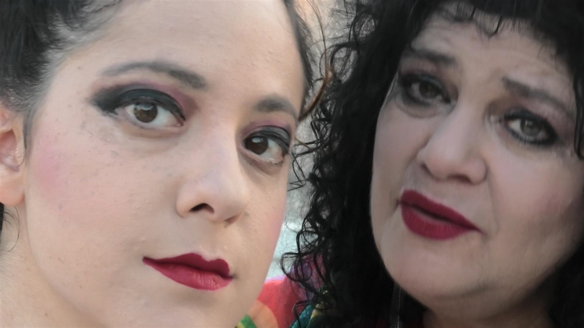 ״ספק אשה, ספק ילדה: דפנה ואלה ארמוני״